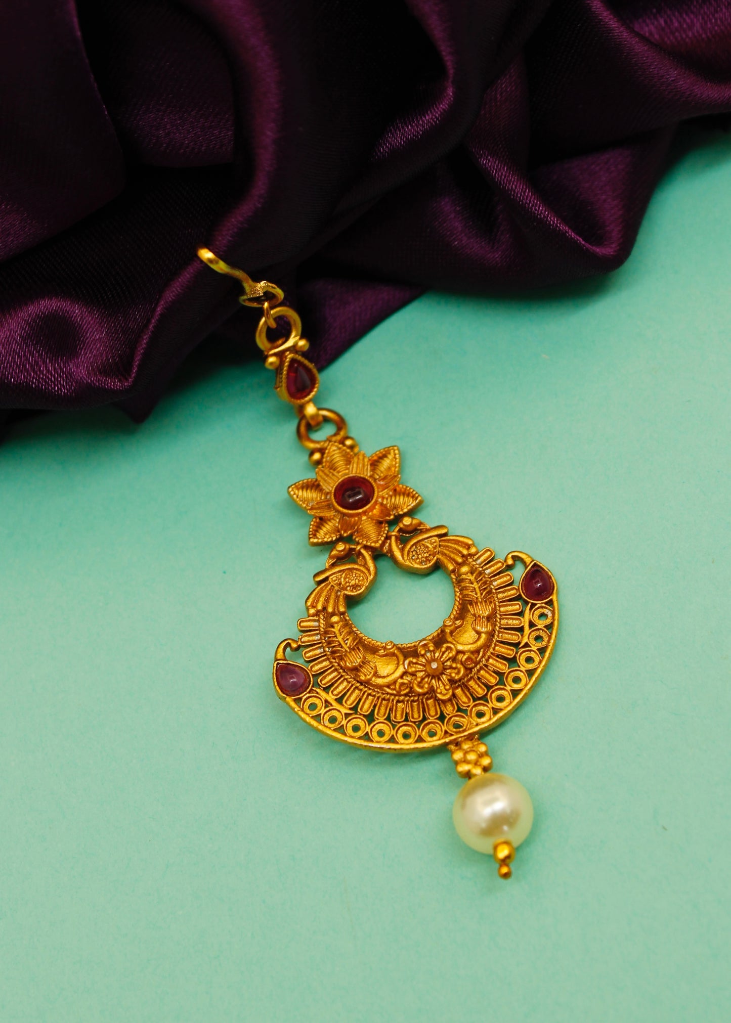 CLASSY FLORAL PEACOCK BINDI