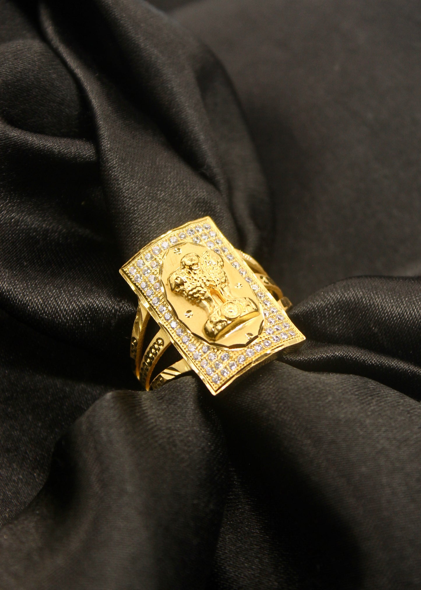BEWITCHING GOLDEN MEN'S RING