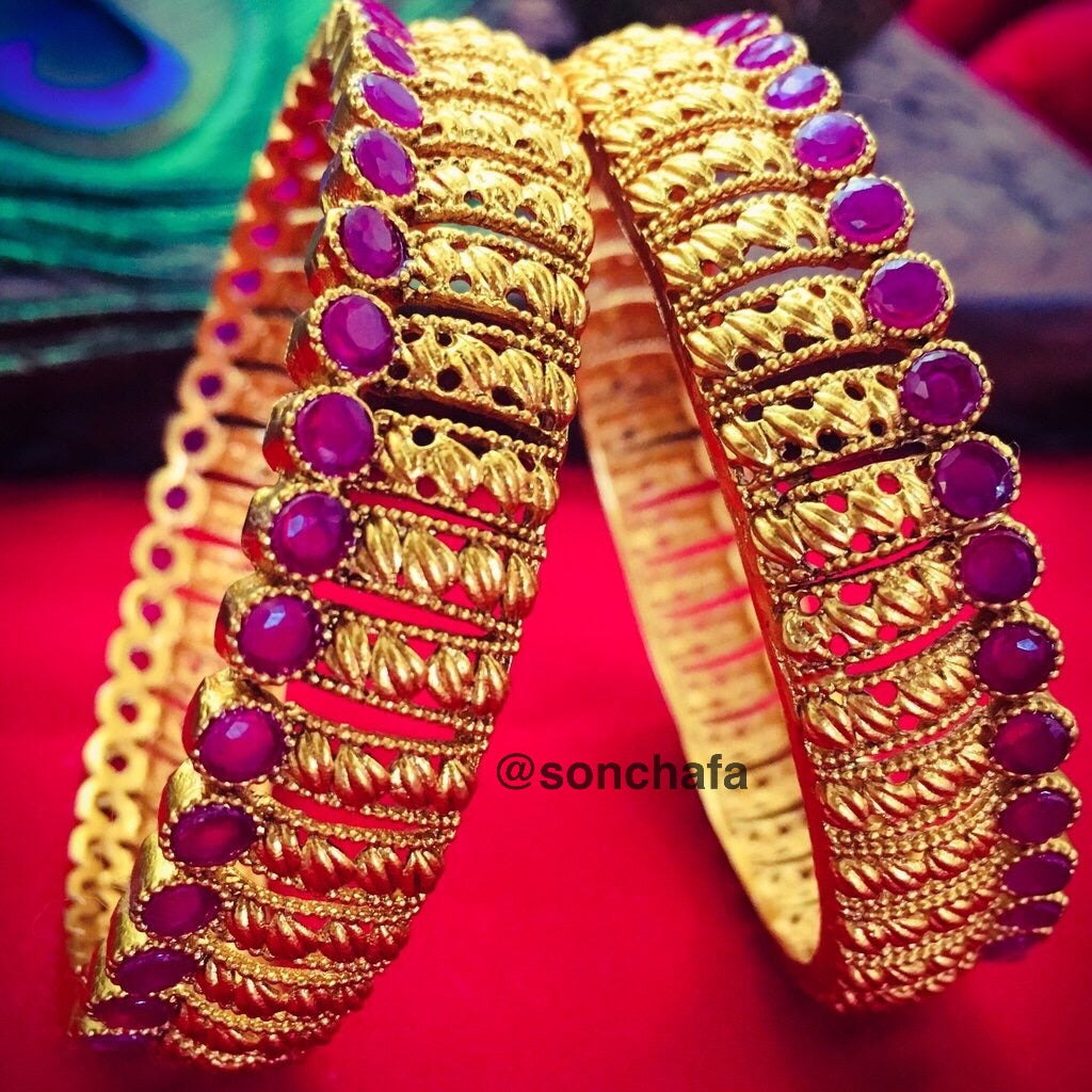 LEAF WITH KEMP STONE BANGLES