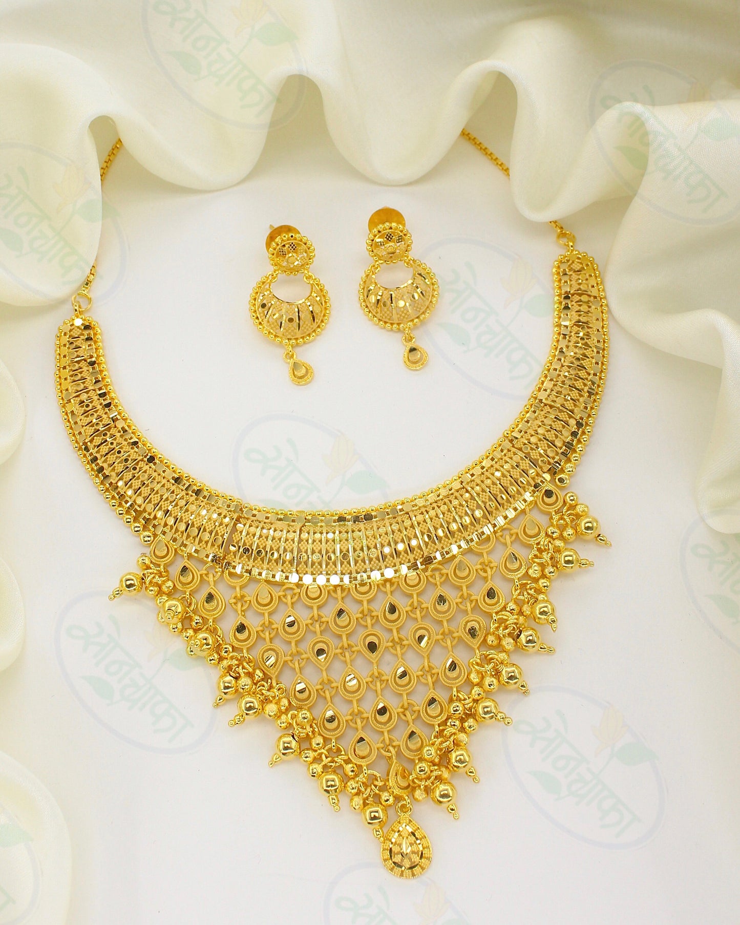 ROYAL MAJESTIC GOLD PLATED FLORAL NECKLACE