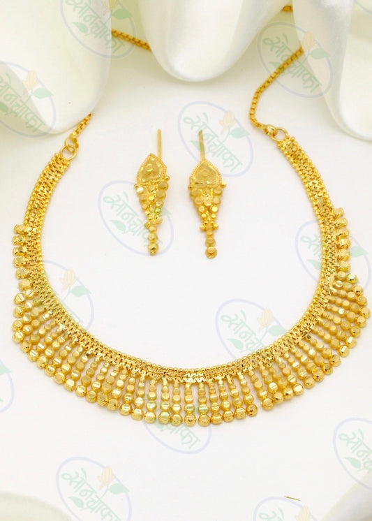 FASHIONABLE GOLD PLATED NECKLACE