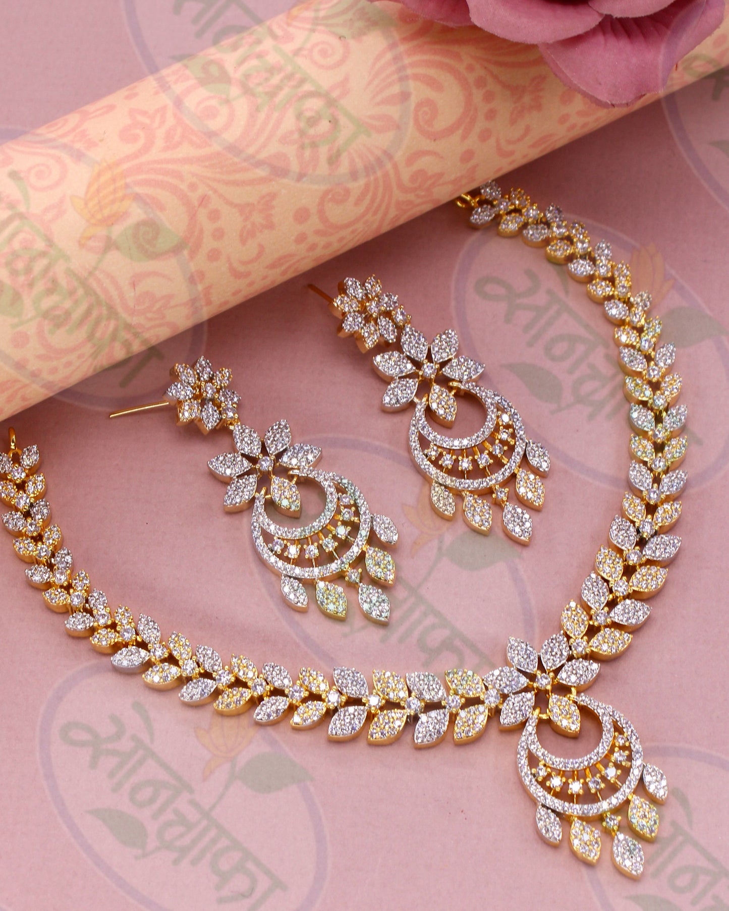 FLOWING GRACE GOLDEN NECKLACE