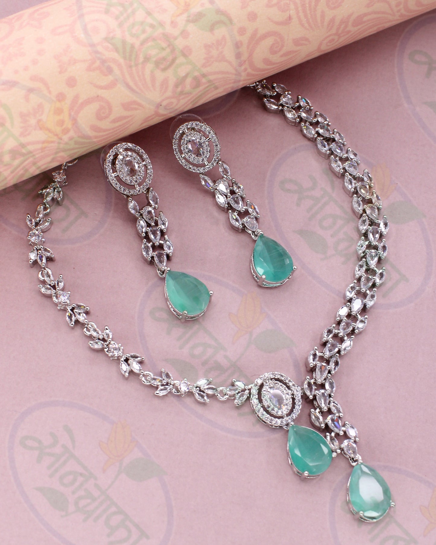 CLASSICAL DIAMOND NECKLACE