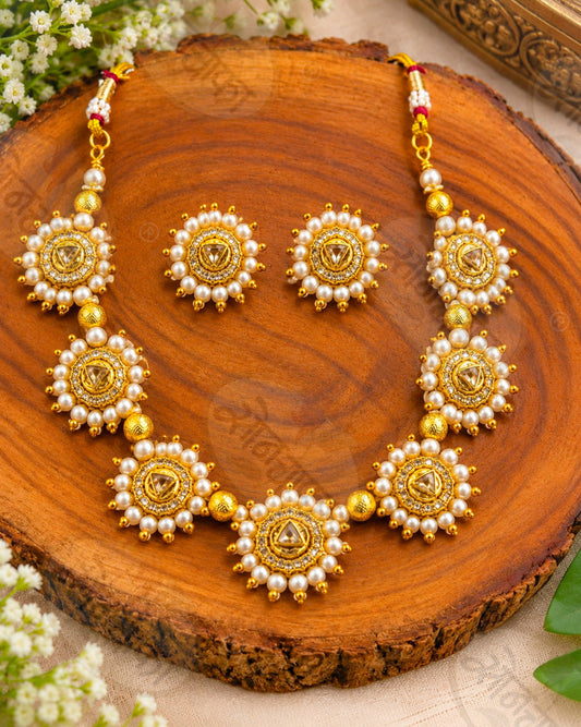 GLEAMING CIRCLES PEARL NECKLACE