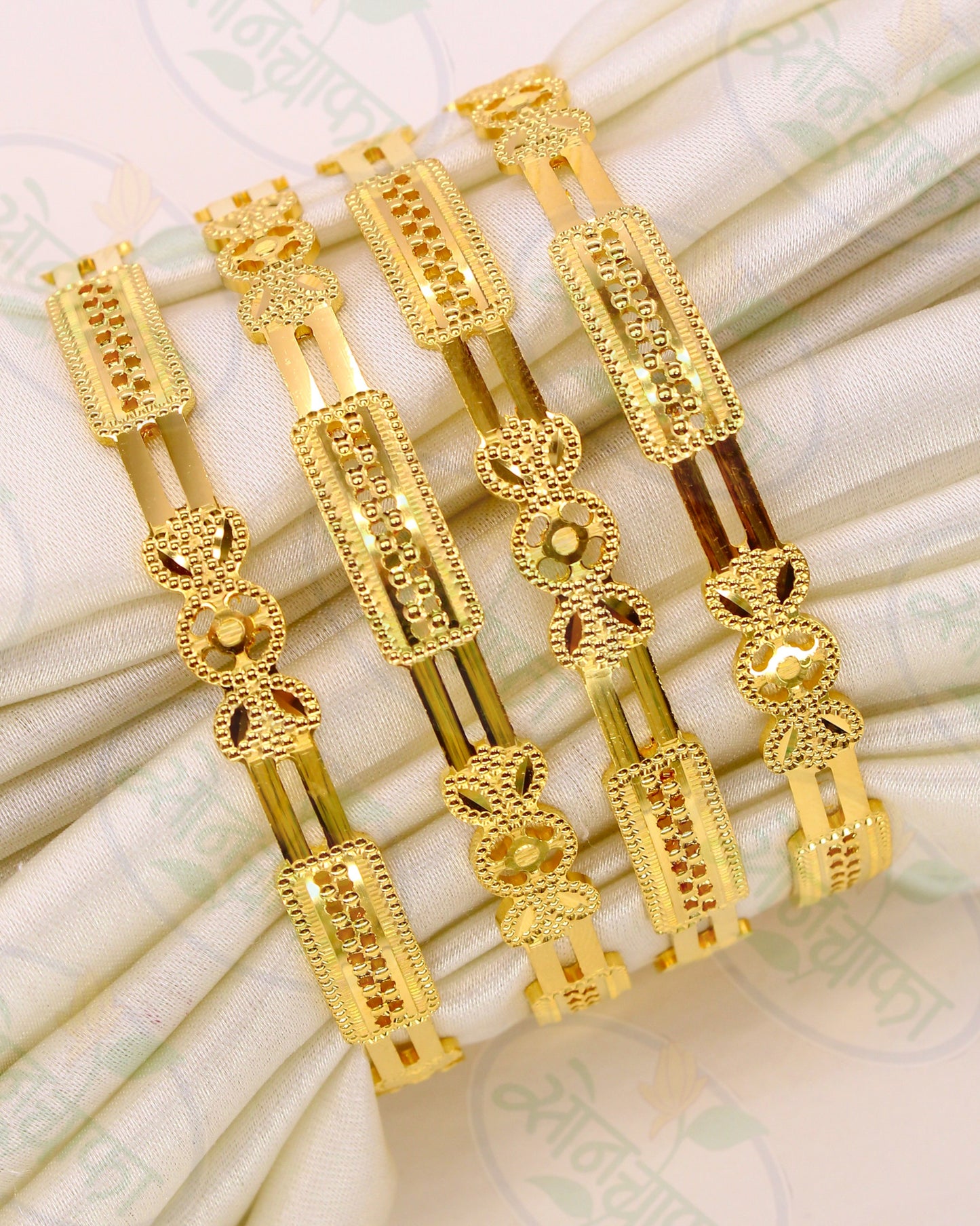 PRETTY GOLD PLATED BANGLES