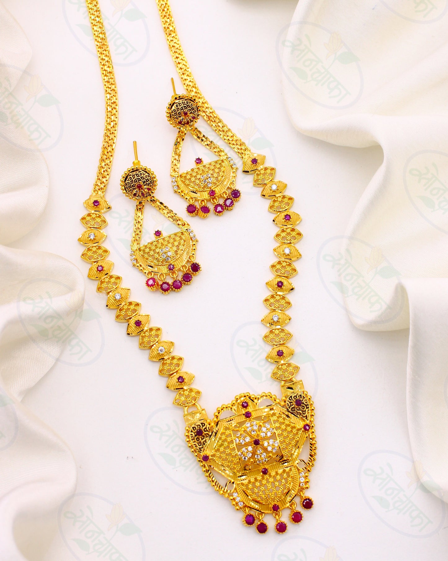 GORGEOUS GOLD PLATED NECKLACE