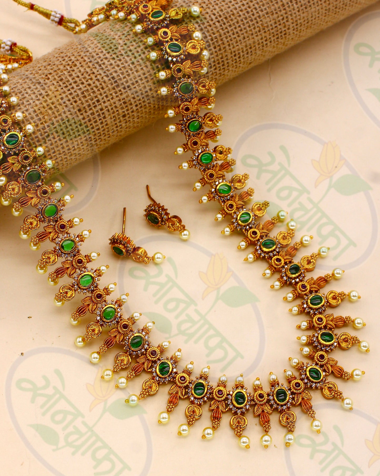 BEAUTIFUL GREEN STONE NECKLACE