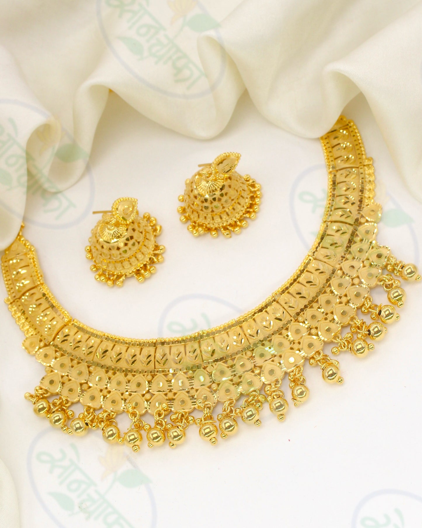 ALLURING GOLD PLATED NECKLACE