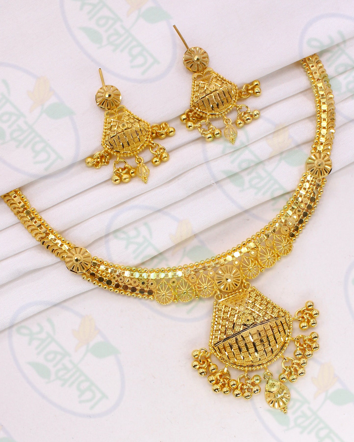 TEXTURED ELEGANCE GOLD NECKLACE