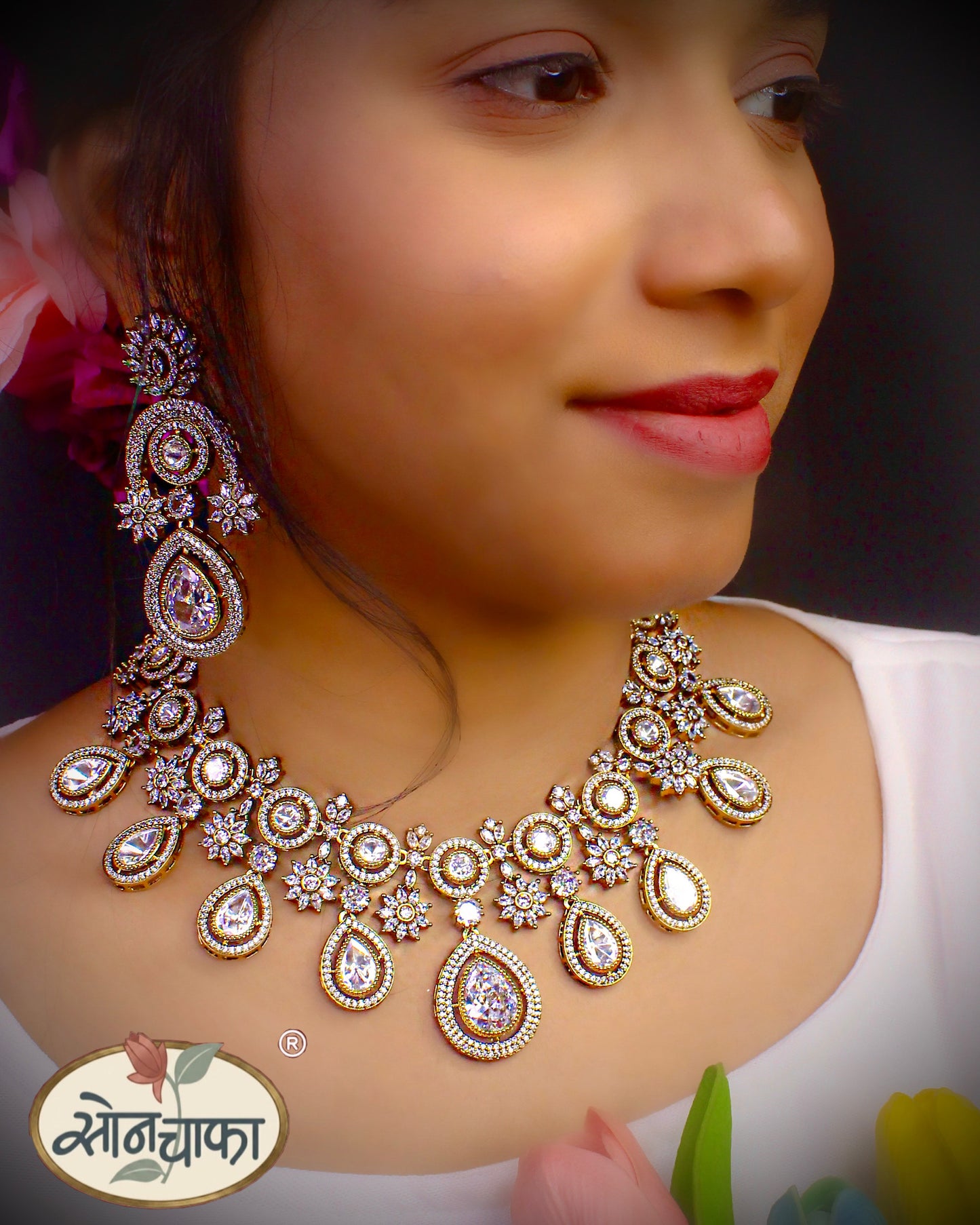 QUEENLY WHITE STONE NECKLACE