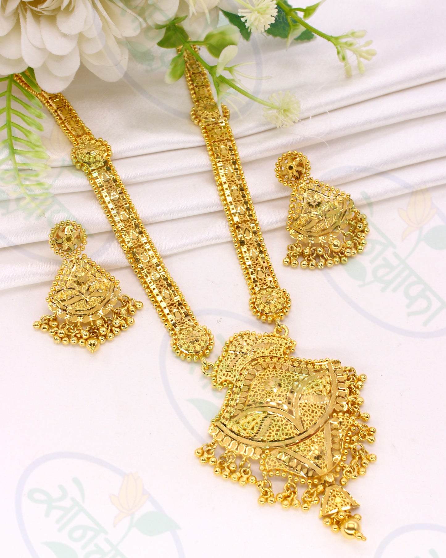 GLEAMING GOLD PLATED NECKLACE