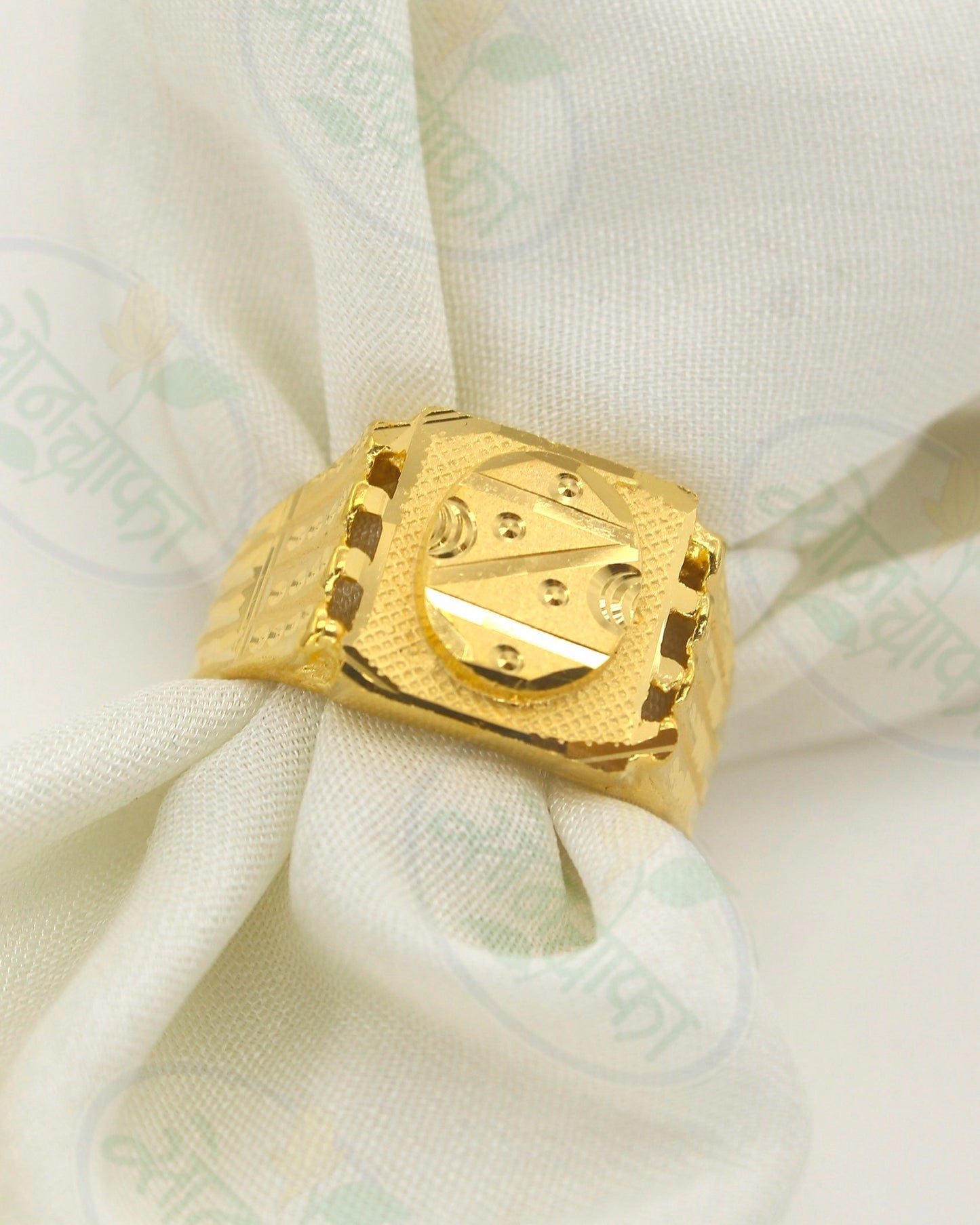 DAZZLING GOLD PLATED MEN'S RING