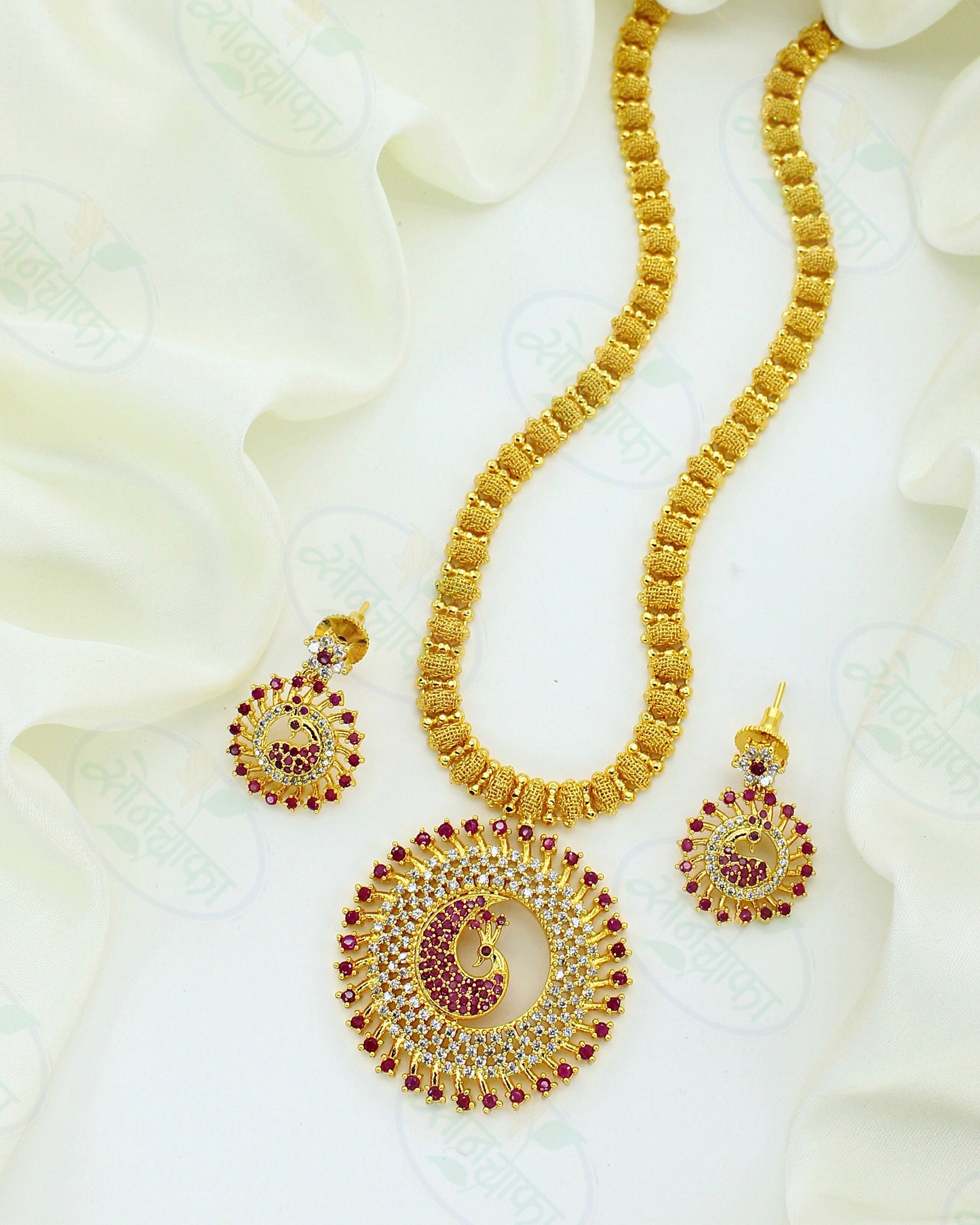 DELIGHT PEACOCK NECKLACE