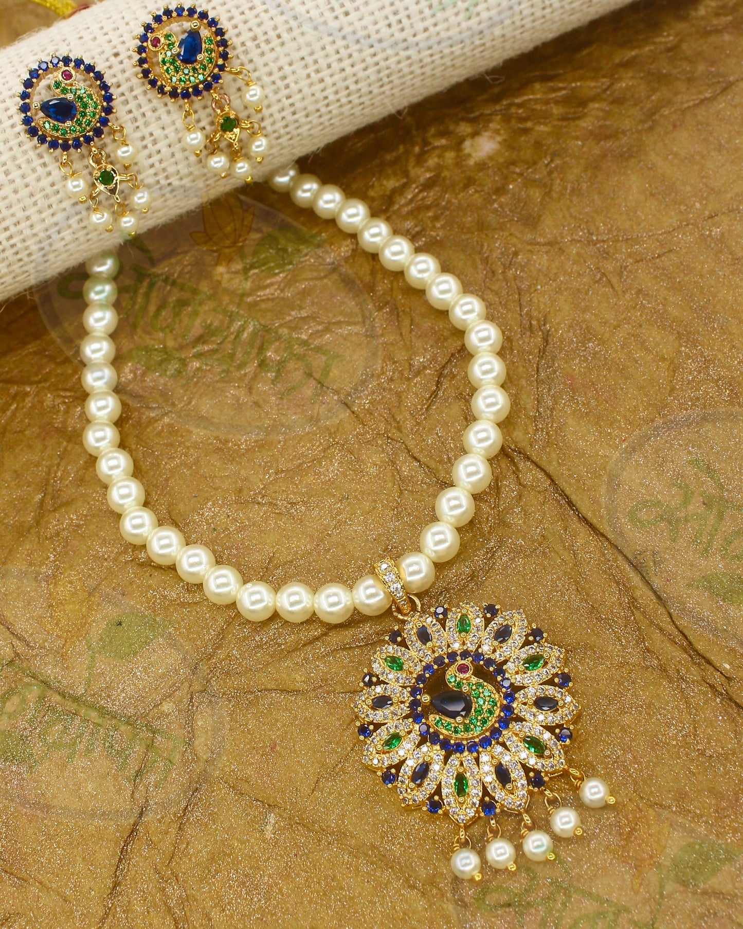 GRACEFUL PEACOCK NECKLACE