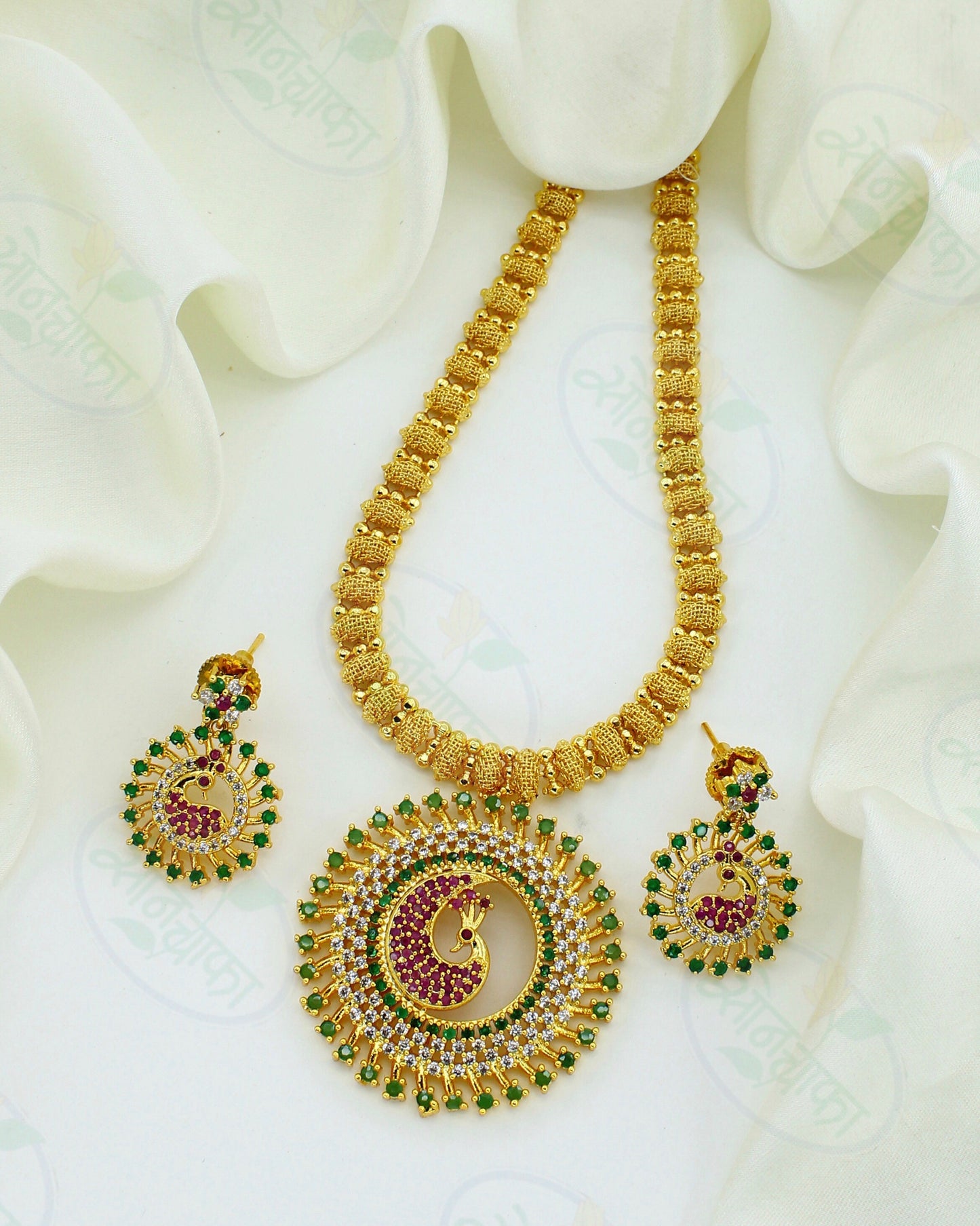 SPARKLY PEACOCK NECKLACE