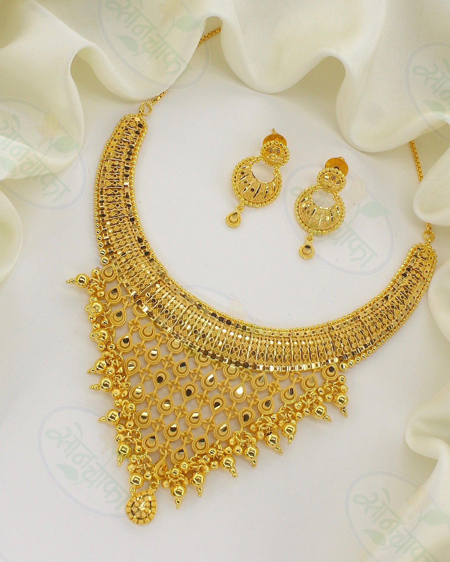 ROYAL MAJESTIC GOLD PLATED FLORAL NECKLACE