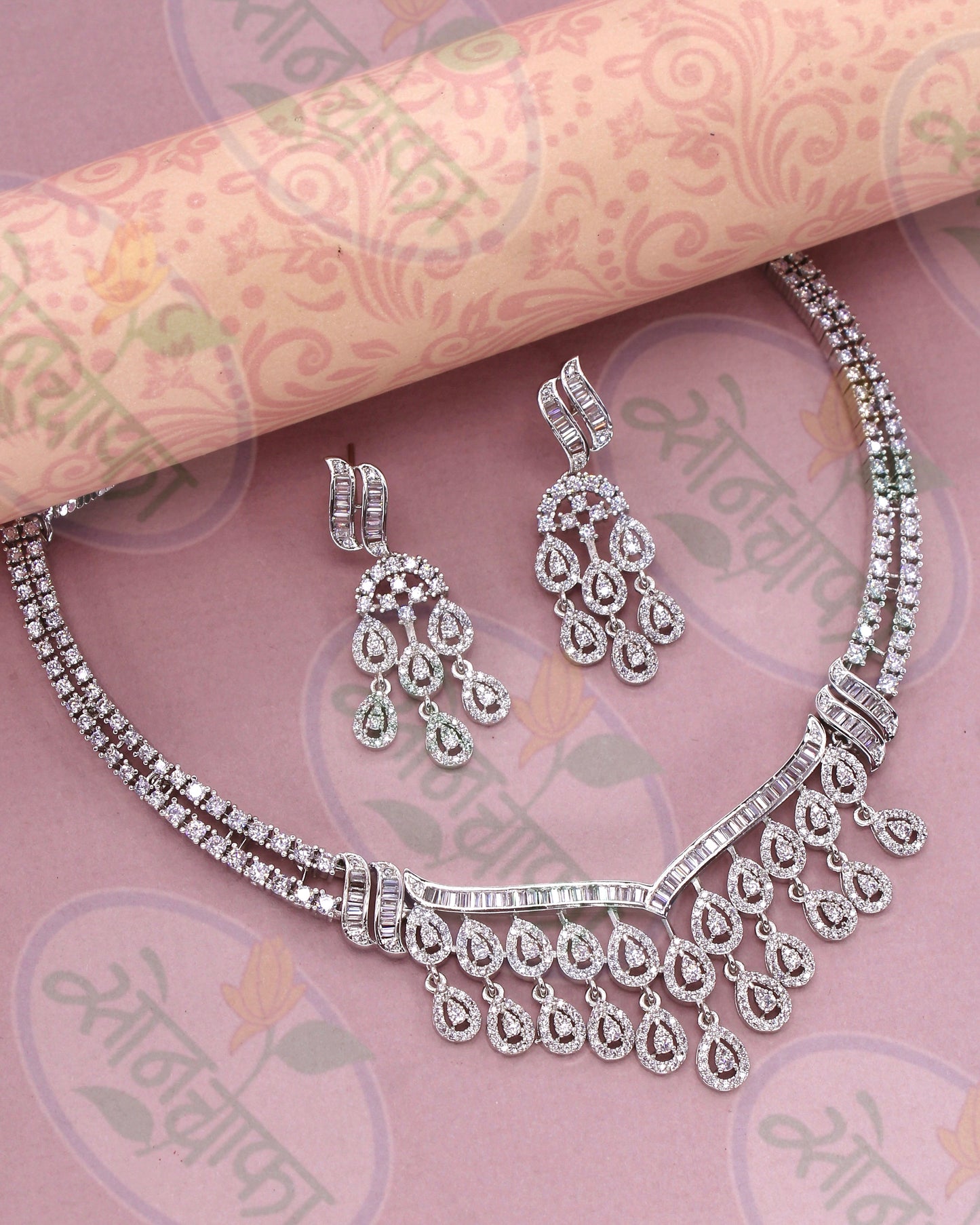 GARCEFUL DESIGNER NECKLACE