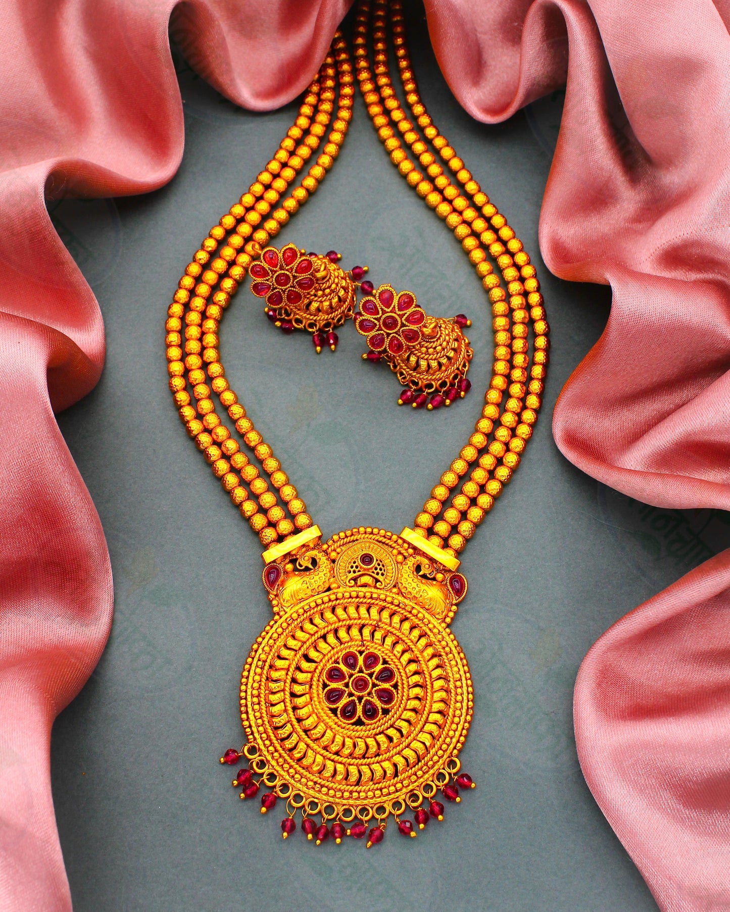 GLIMMERING MATTE NECKLACE