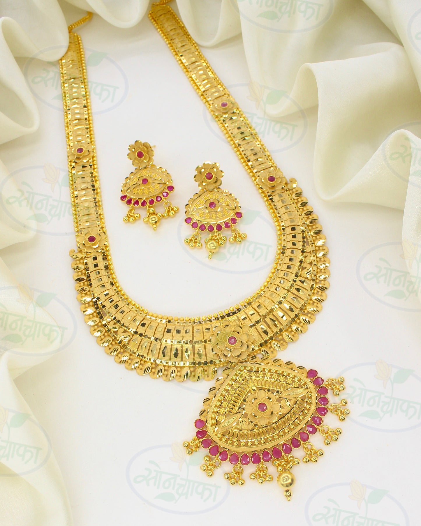 GLOSSY GOLDEN NECKLACE