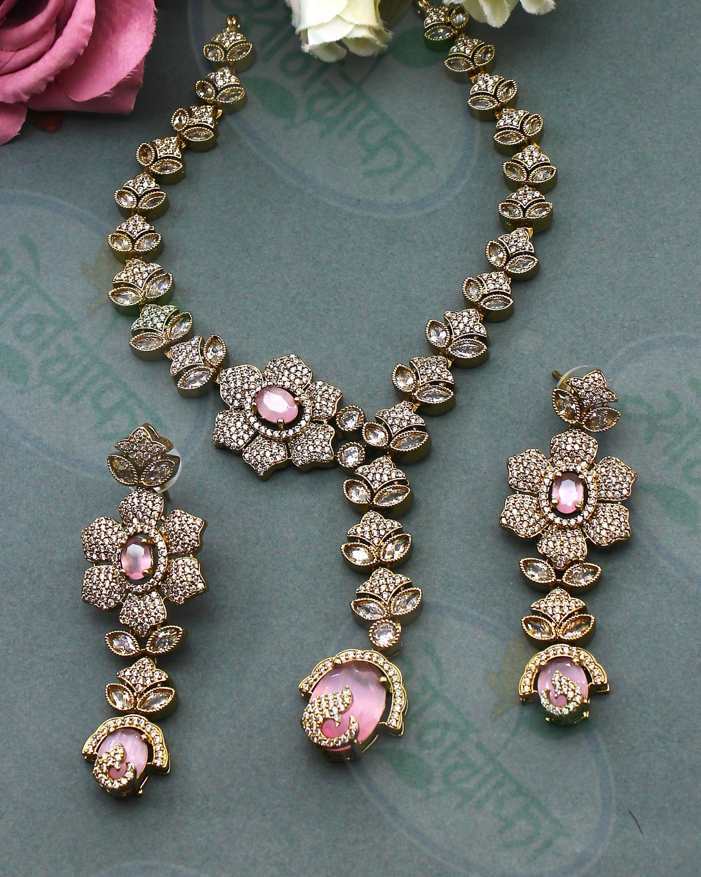 SHIMMERING GLAM NECKLACE