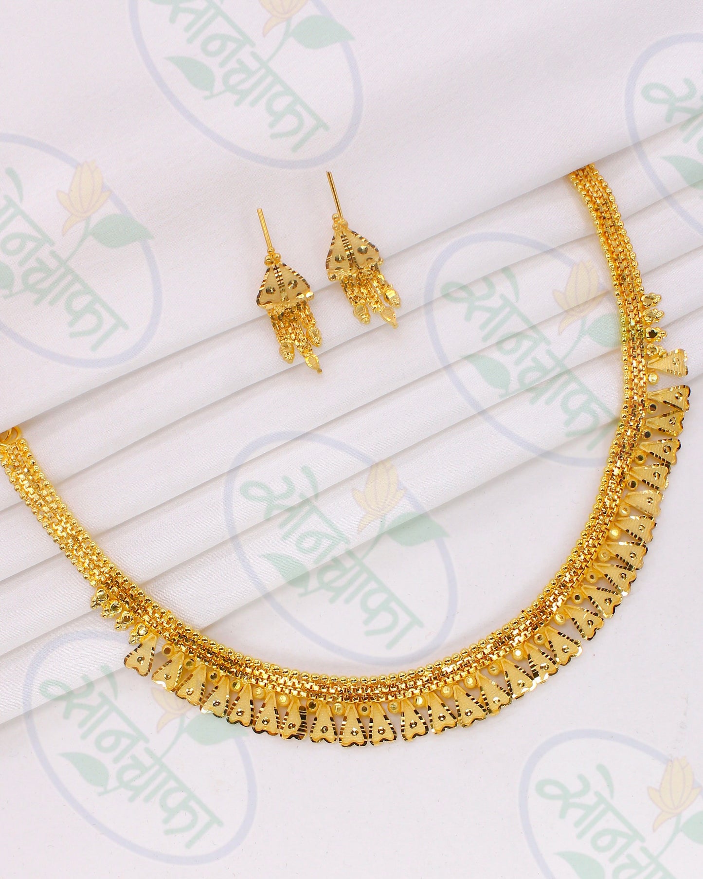 PRETTY GOLD PLATED NECKLACE