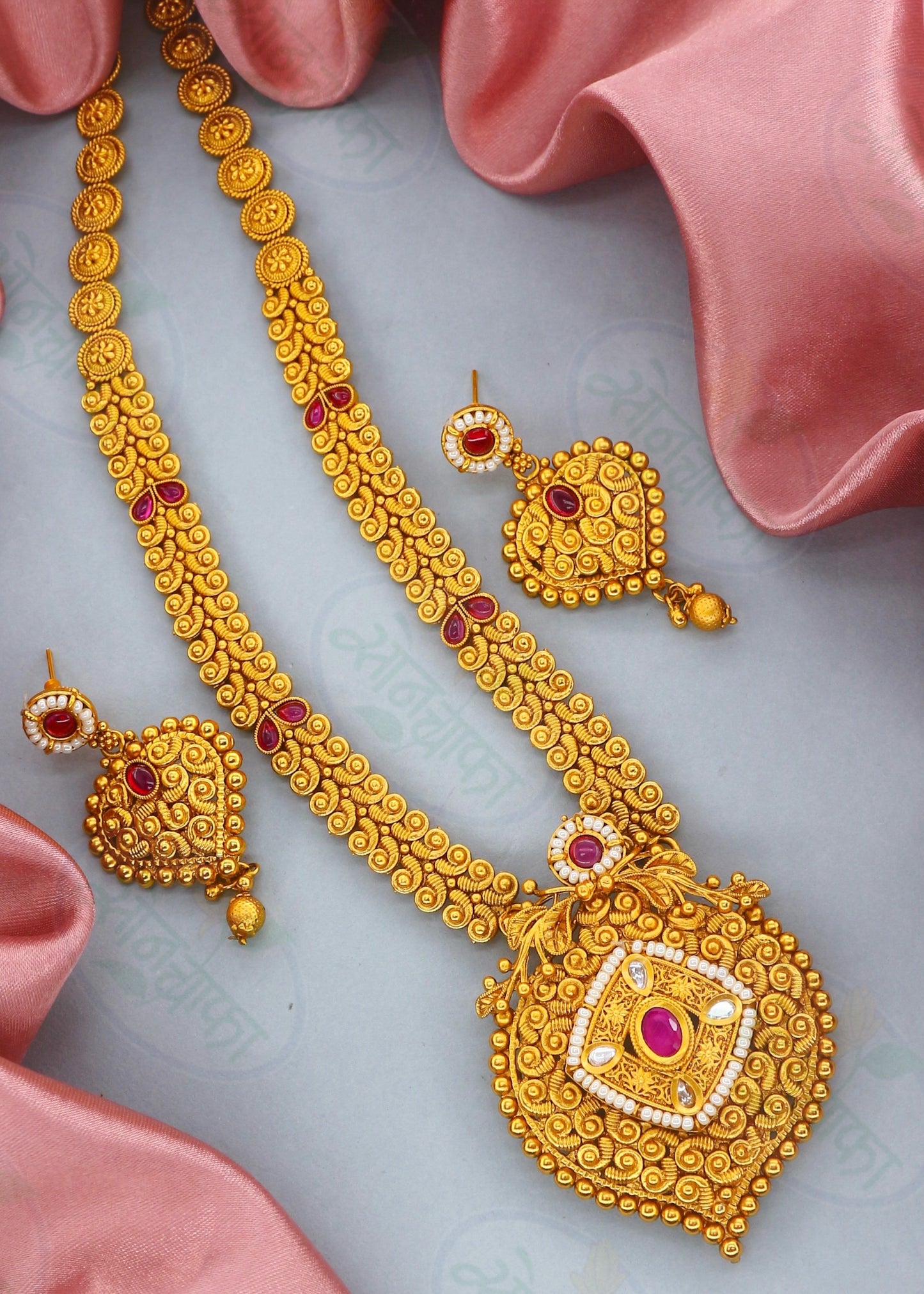 GLEAMING GLOSSY RAJWADI NECKLACE