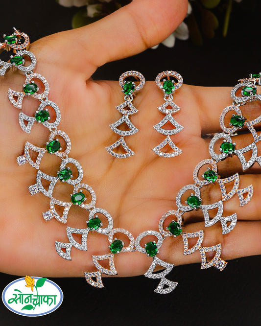 GLEAMING GLOSSY DIAMOND NECKLACE