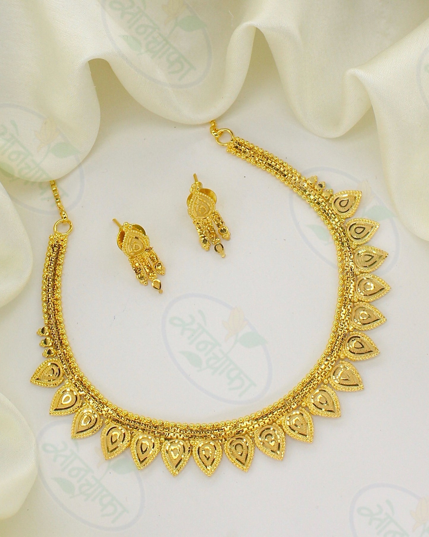 SLEEK GLIMMER GOLD PLATED NECKLACE