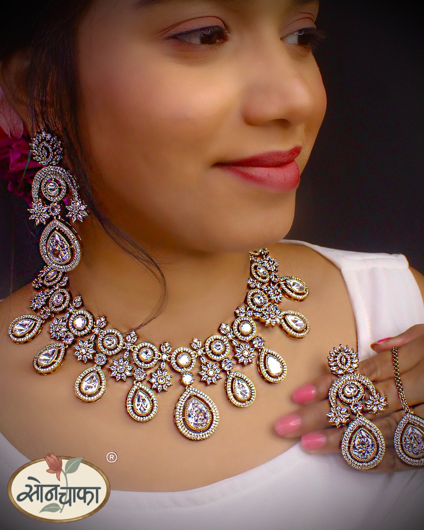 QUEENLY WHITE STONE NECKLACE