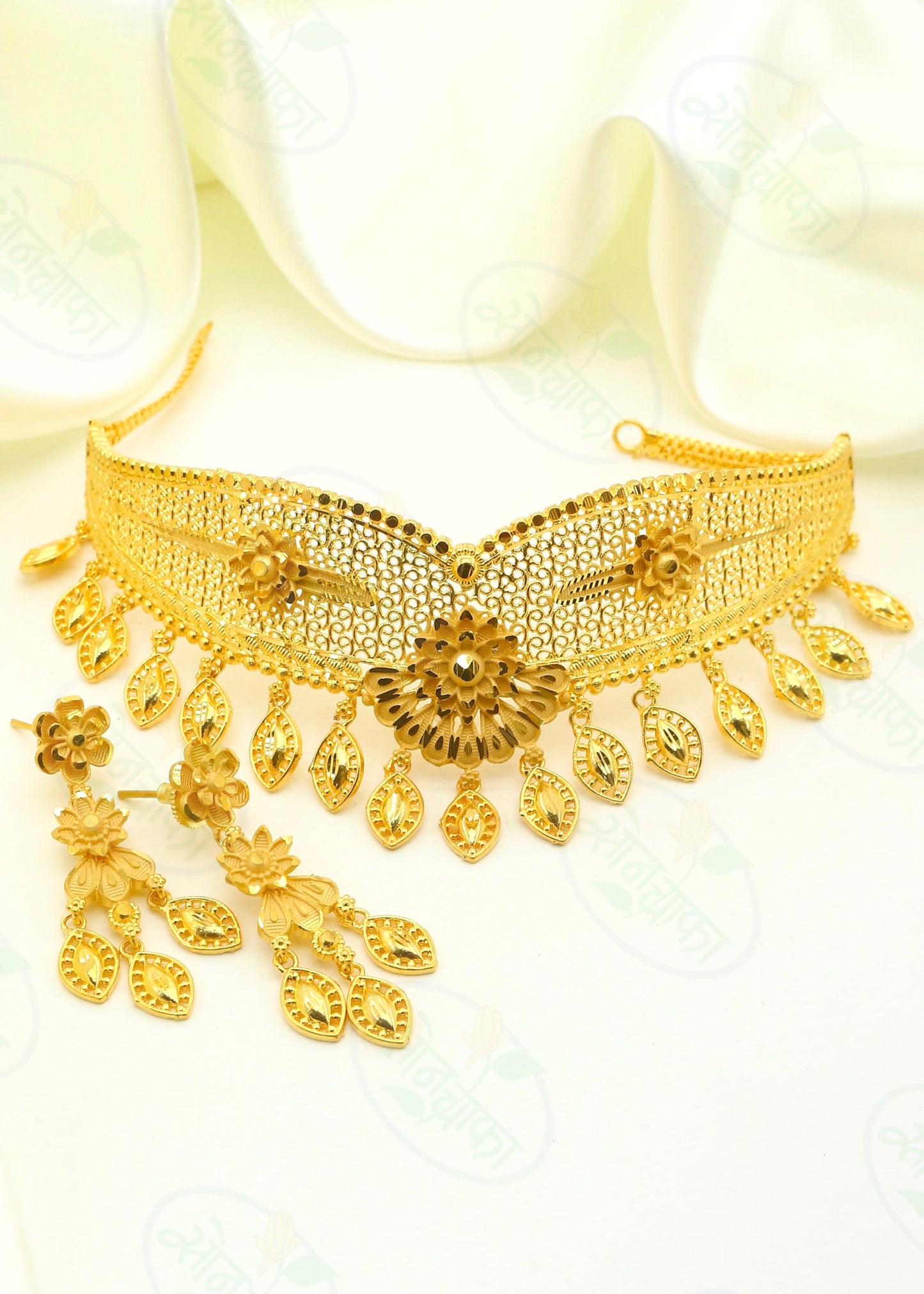 CHARMING GOLD PLATED NECKLACE