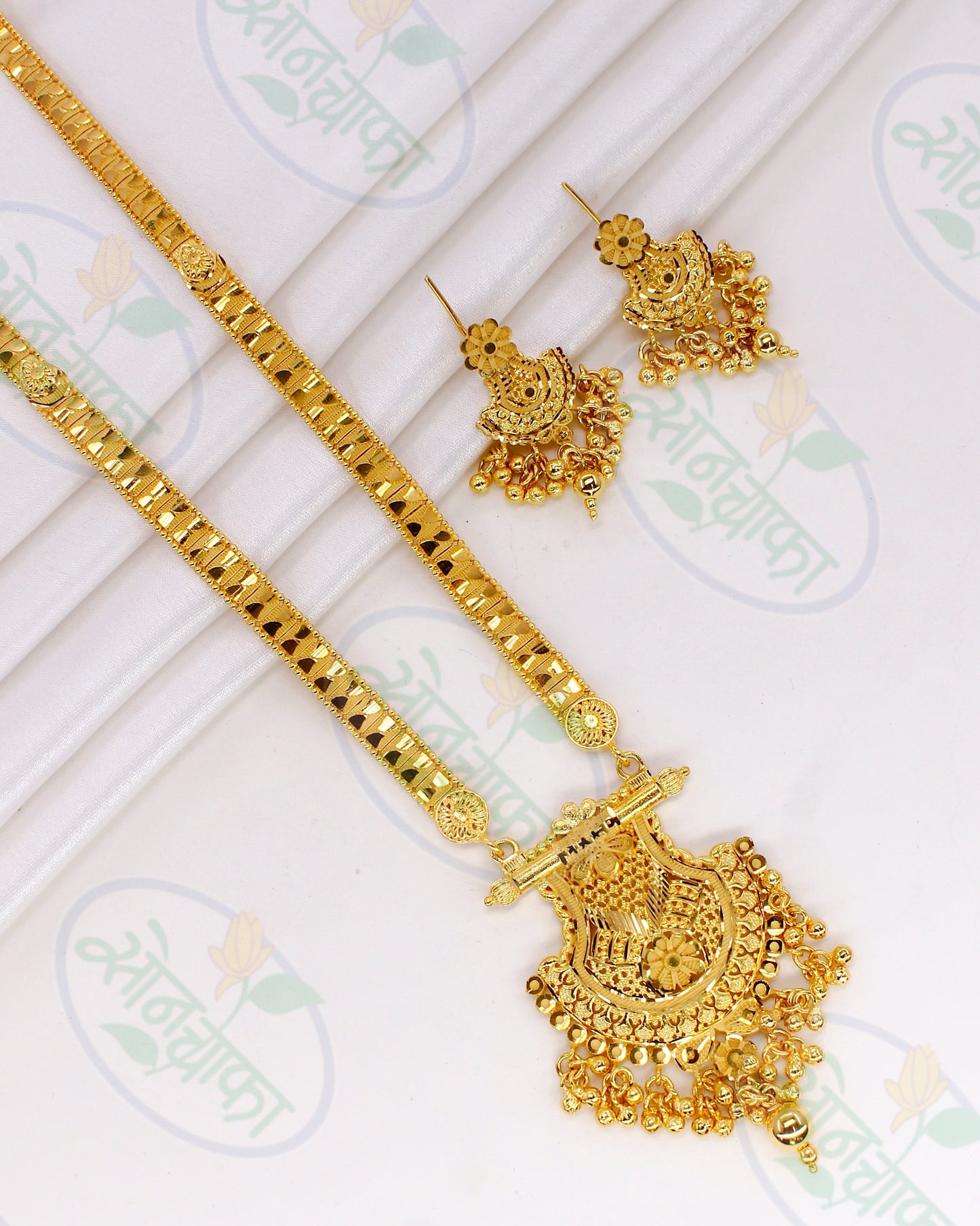 ALLURING GOLD PLATED NECKLACE