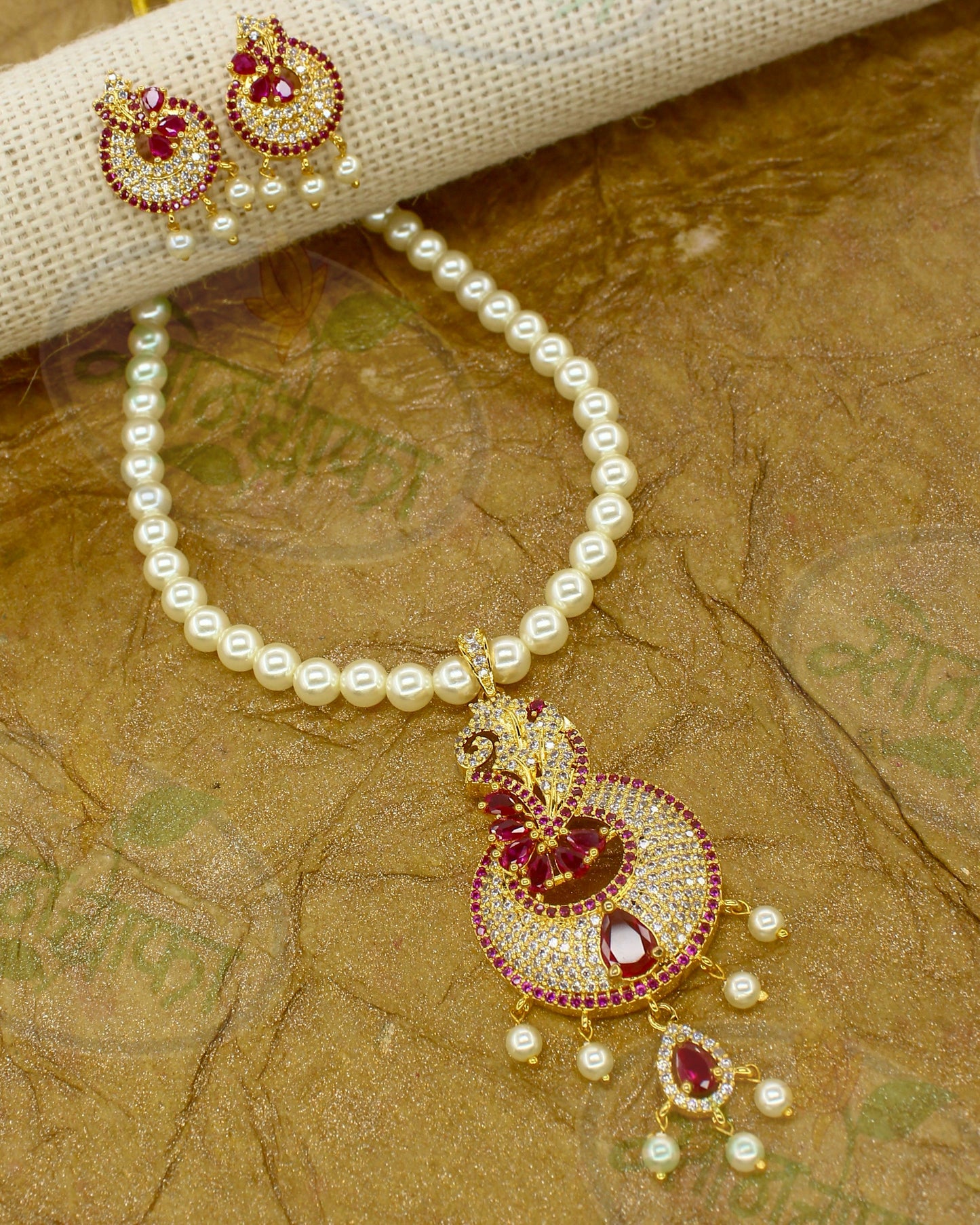 EXQUISITE MOTI NECKLACE