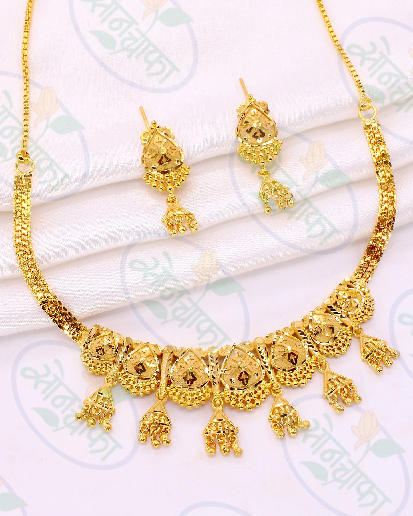 BEAUTEOUS GOLD PLATED NECKLACE
