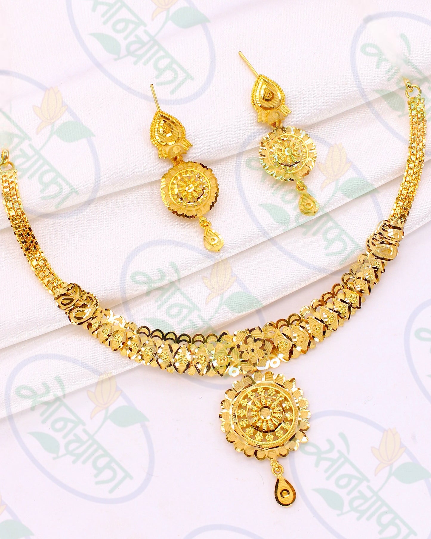 PLEASING GOLD PLATED NECKLACE