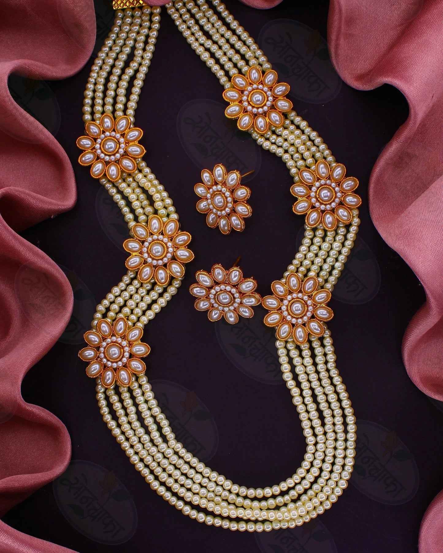 GLEAMING FLORAL NECKLACE