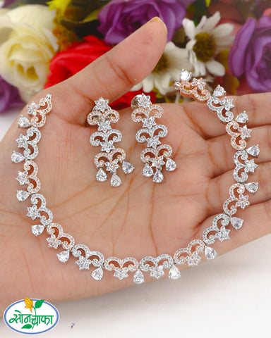 SHINNING LITTLE FLORAL DIAMOND NECKLACE