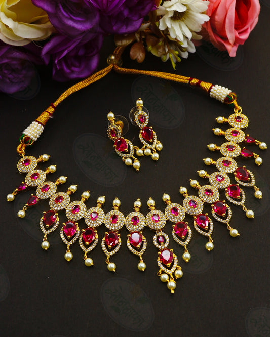 GLEAMING CIRCLES PEARL NECKLACE