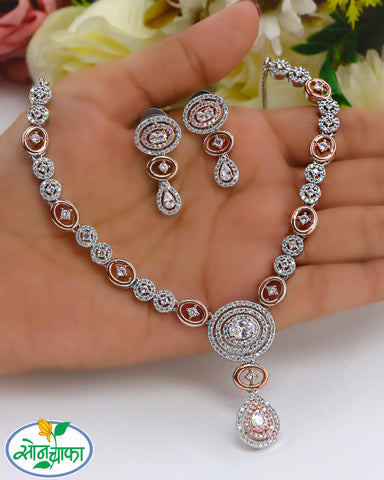 GLEAMING GLOSSY DIAMOND NECKLACE