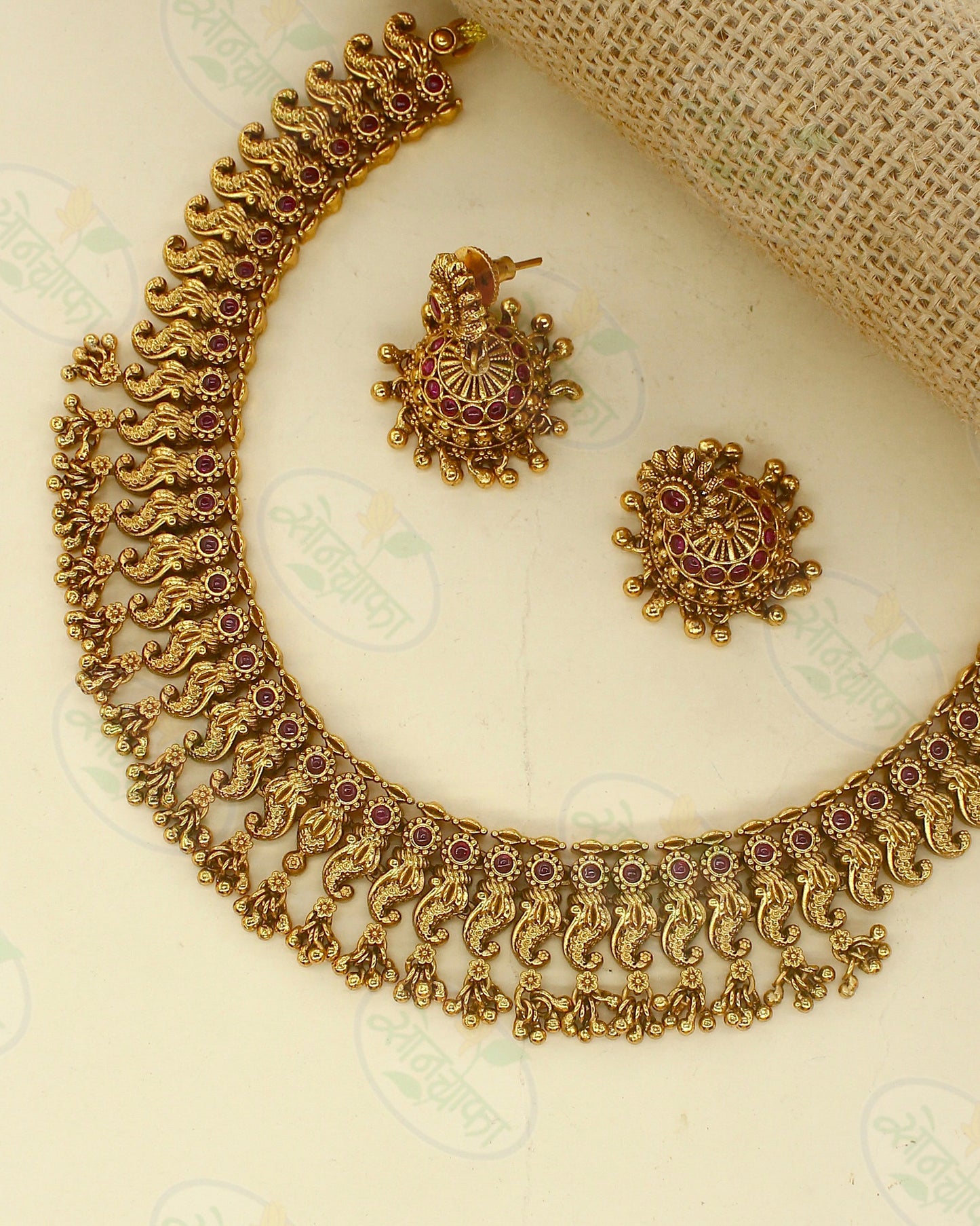 GRACEFUL ANTIQUE NECKLACE