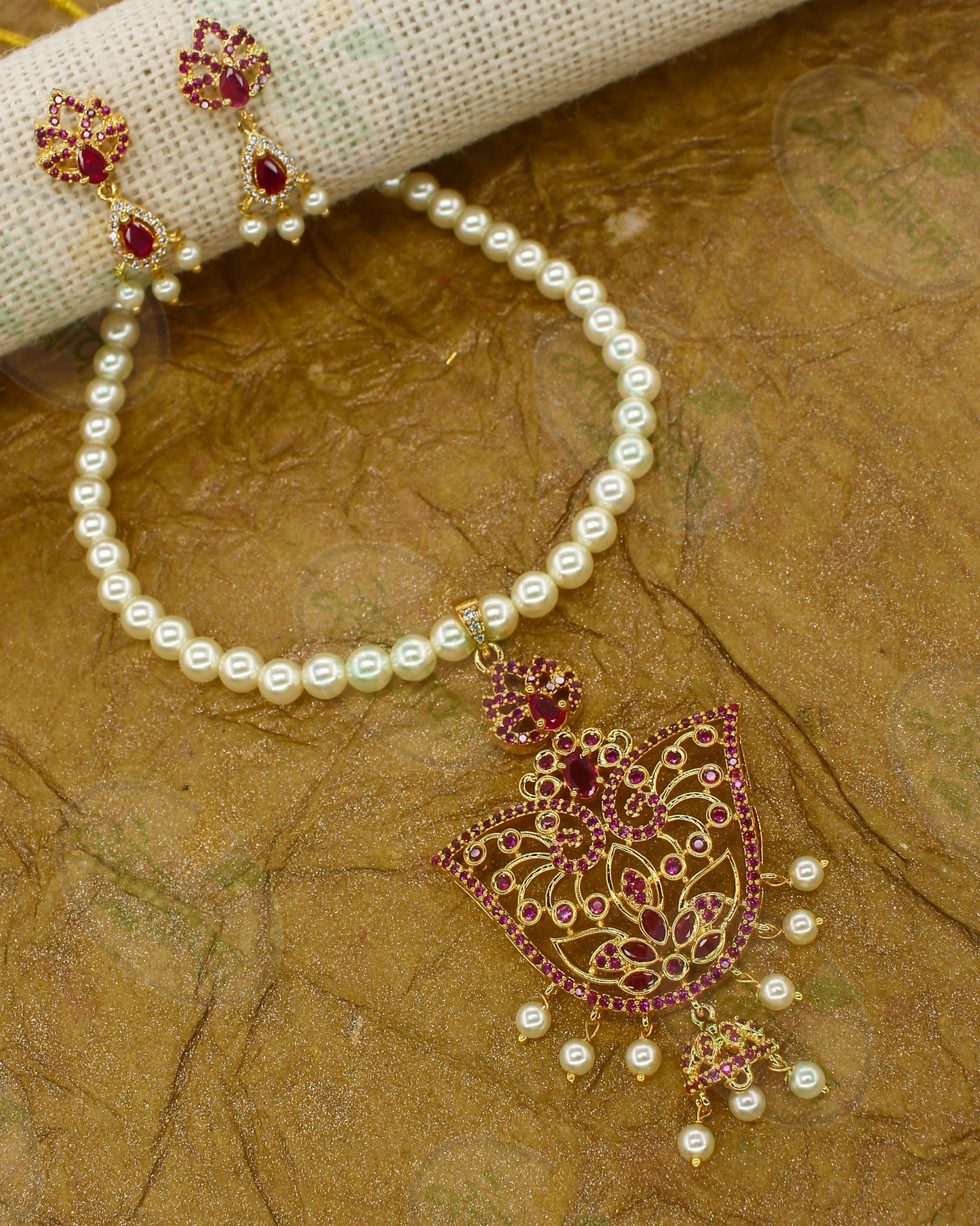 ENTICING PEACOCK NECKLACE