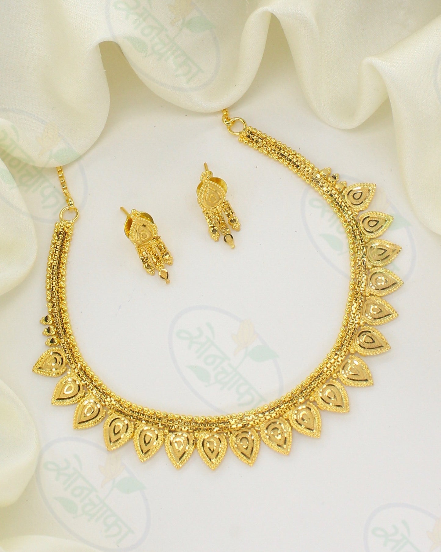 SLEEK GLIMMER GOLD PLATED NECKLACE