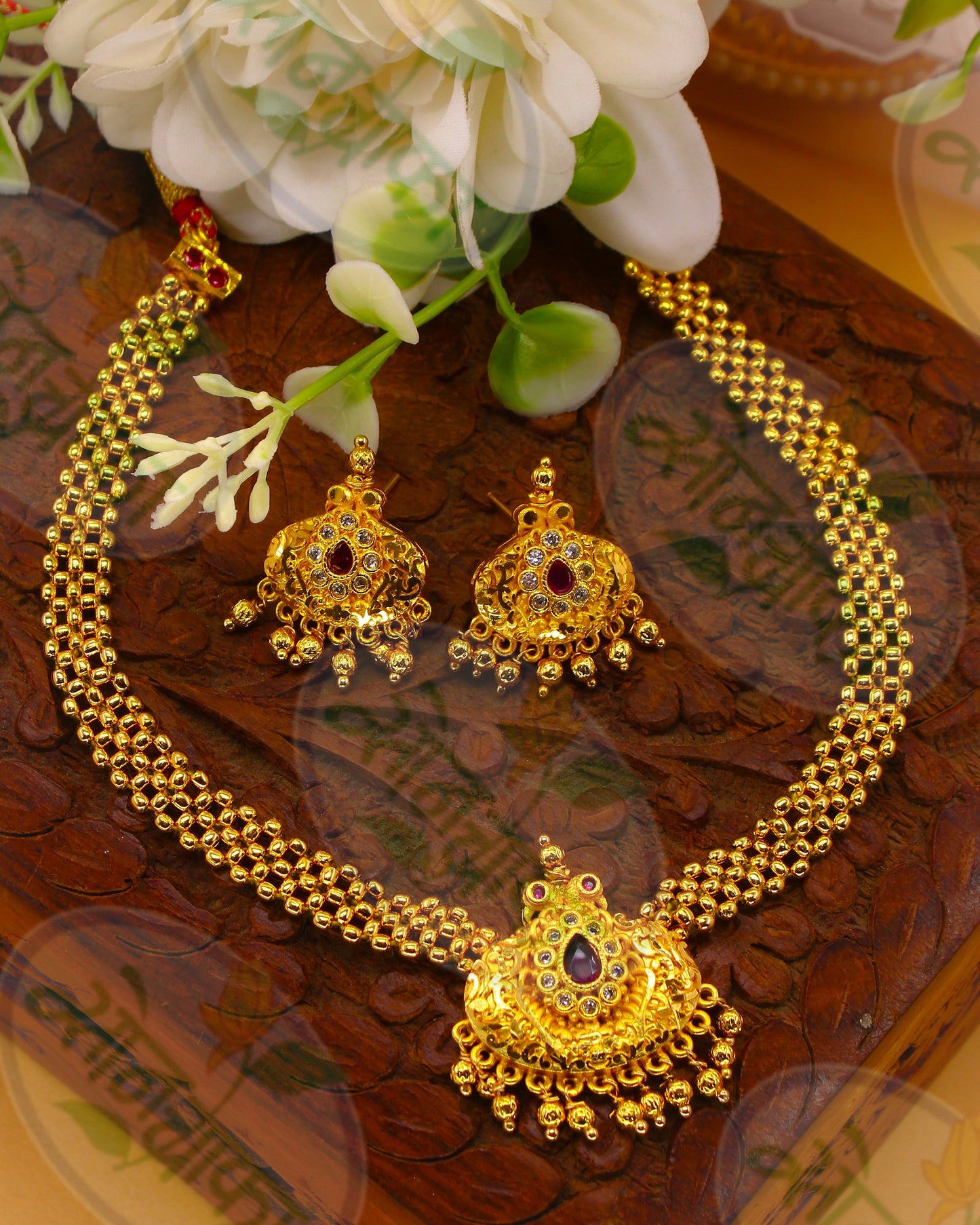 ALLURING PEACOCK THUSHI NECKLACE