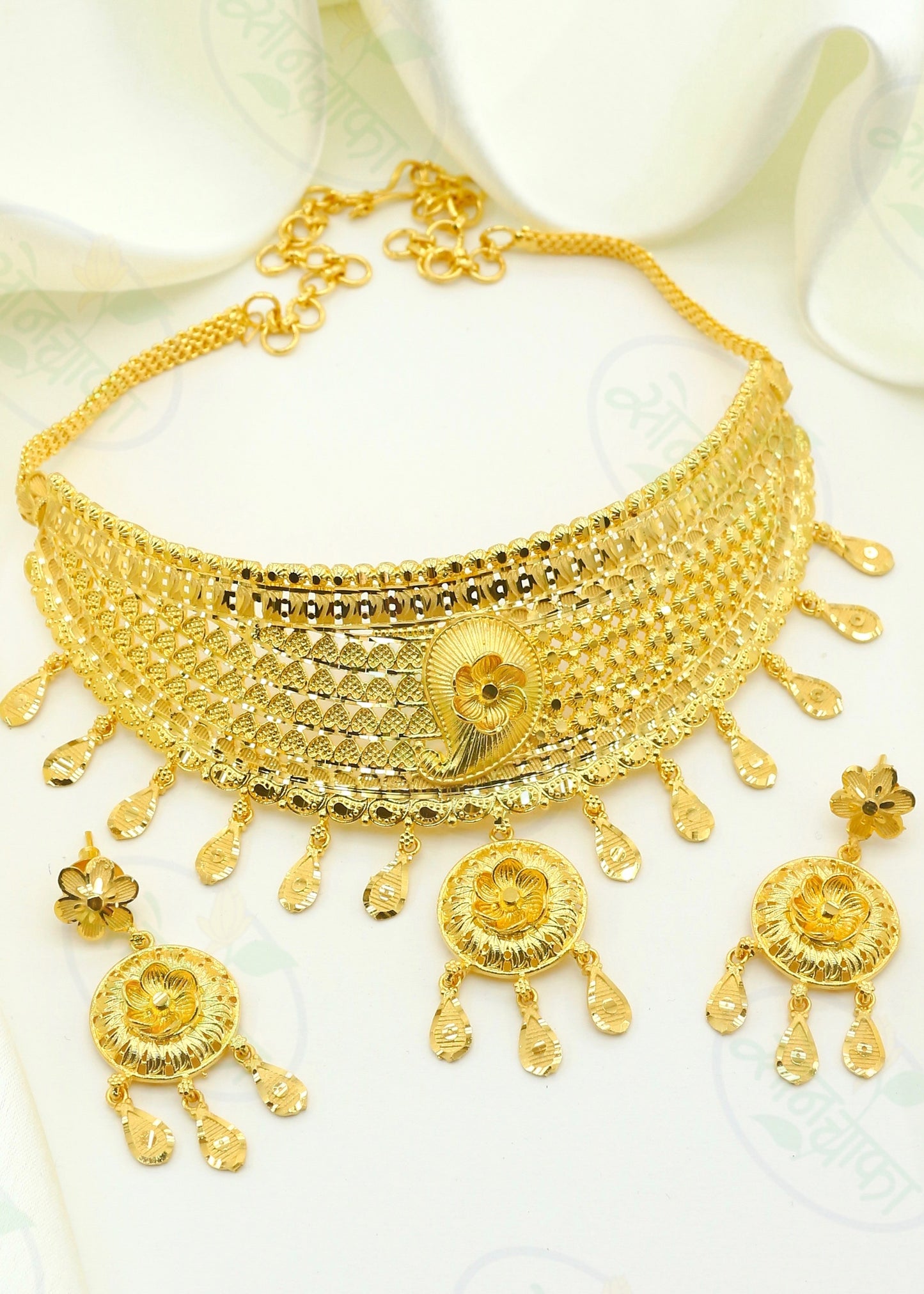 GLAMOROUS GOLD PLATED CHOKER