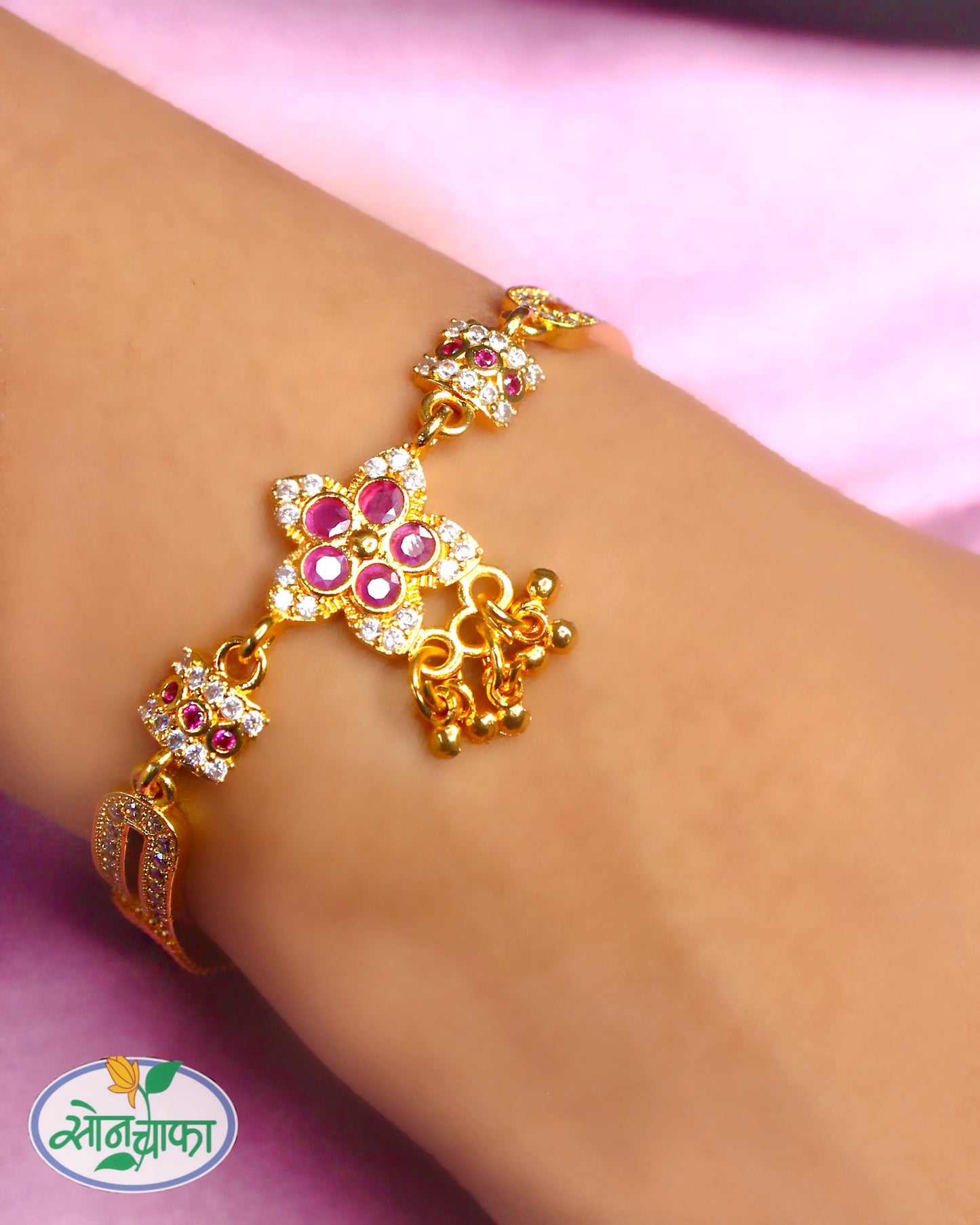 GRACEFUL FLORAL DESIGNER BRACELET