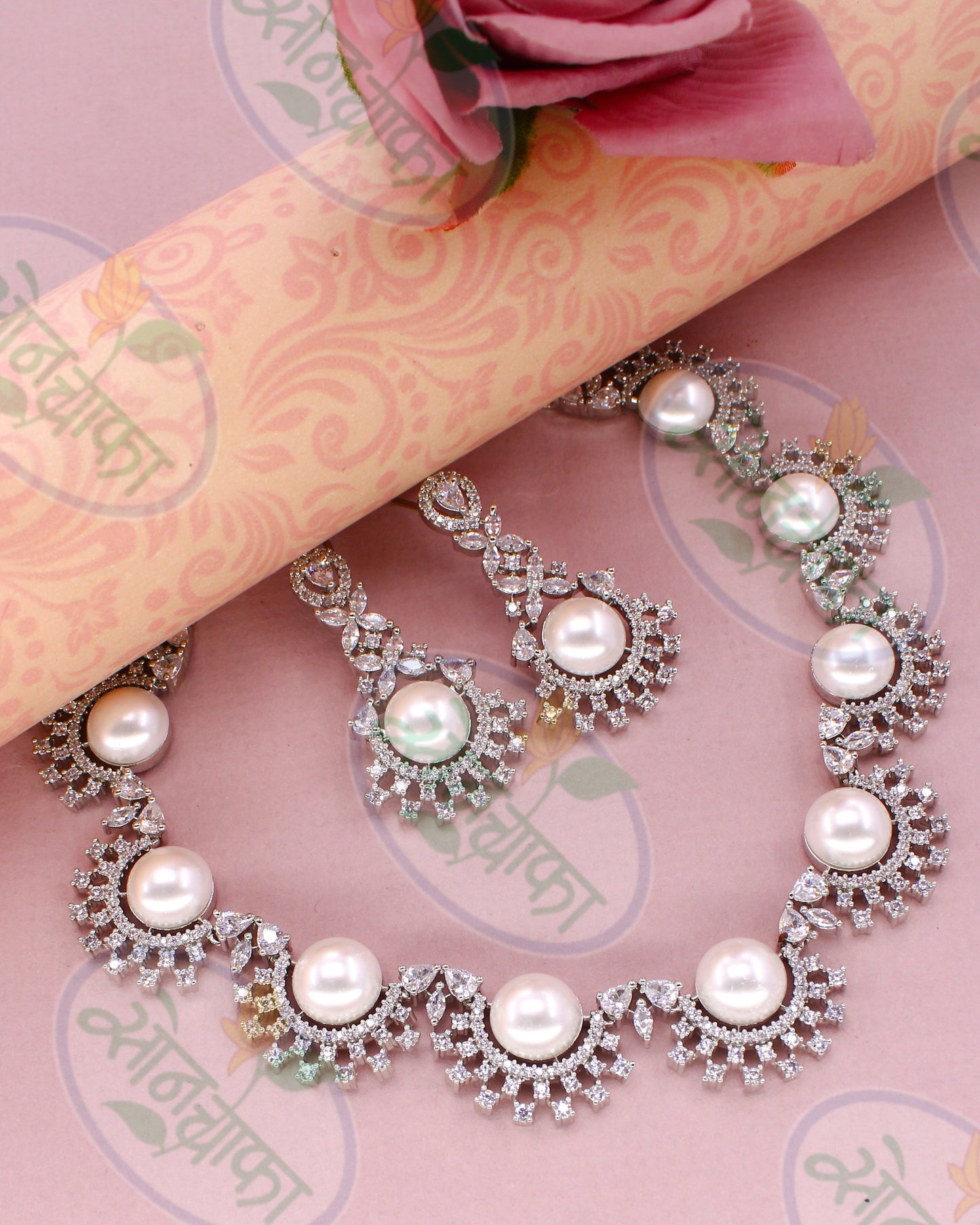 GLAMOUROUS PEARL BEADS NECKLACE