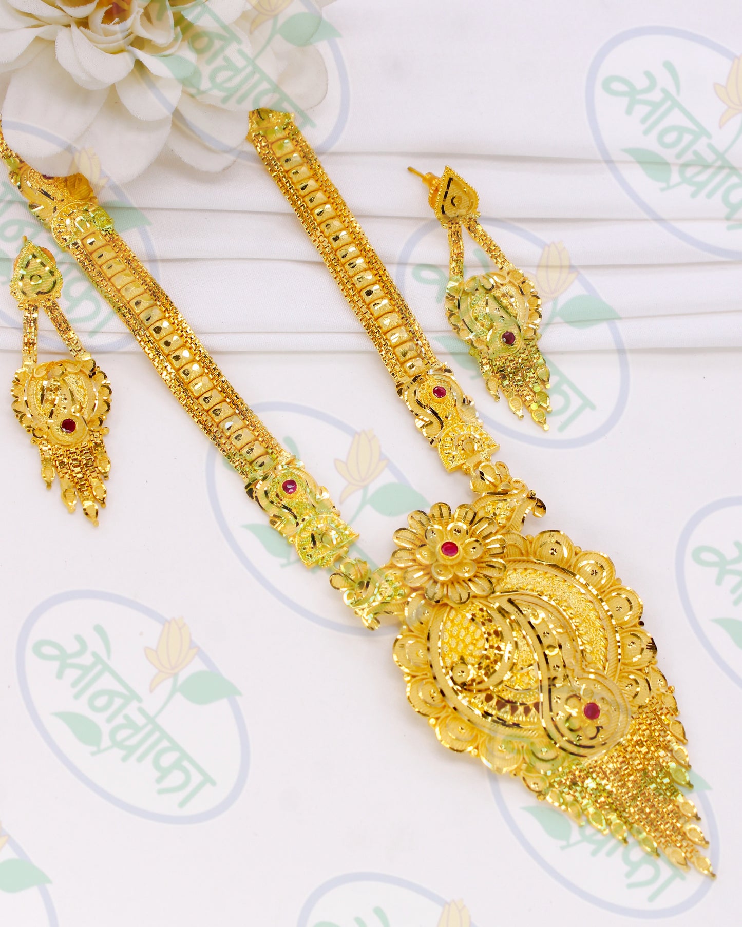 GLAMOROUS GOLD PLATED NECKLACE