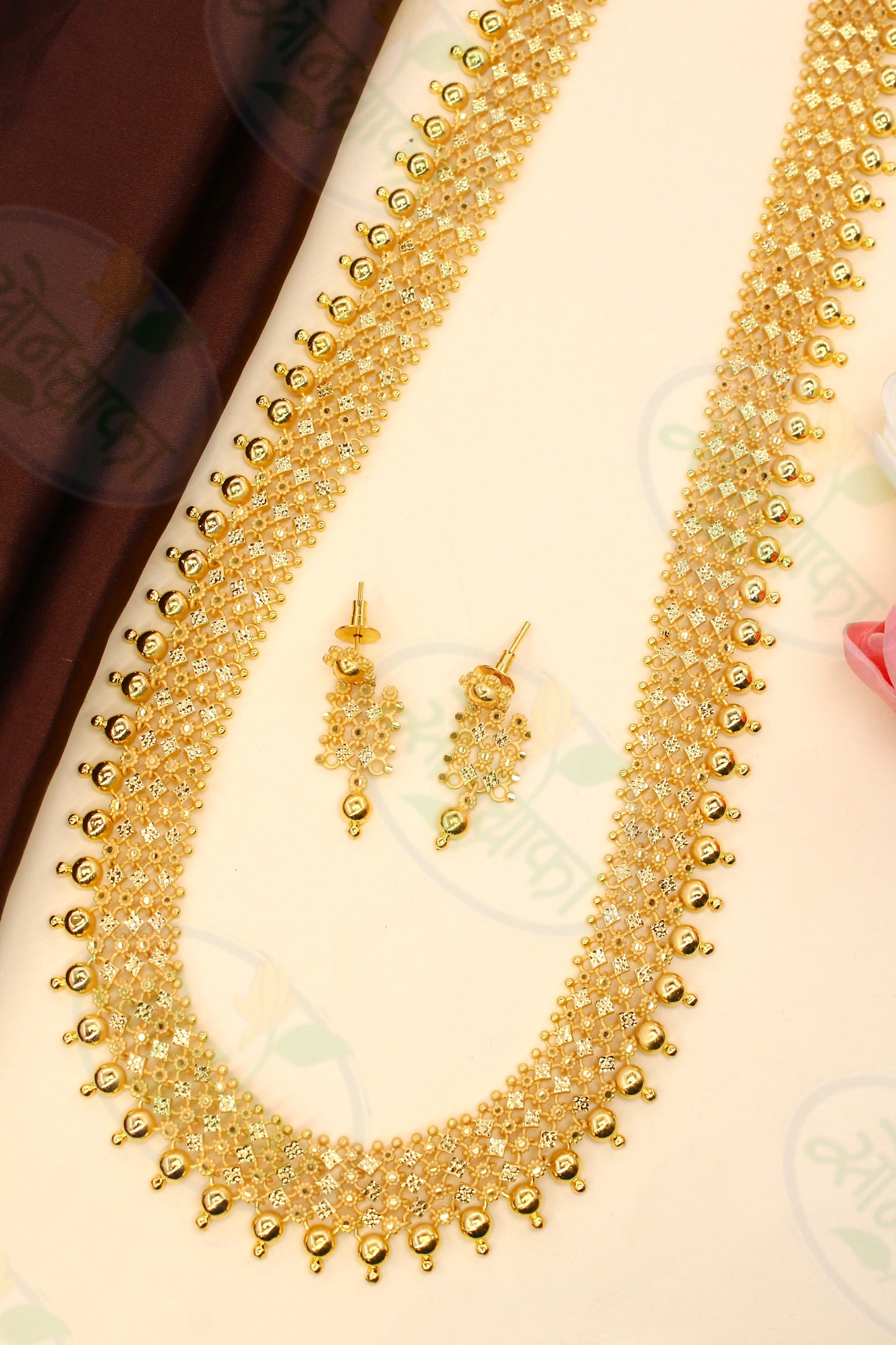 GLAMOROUS GOLDEN NECKLACE