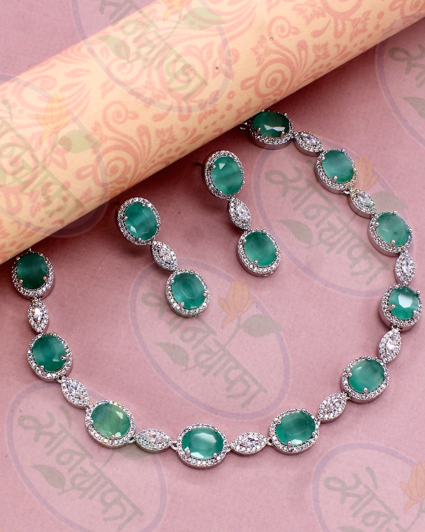 MODERN AESTHETIC DIAMOND NECKLACE