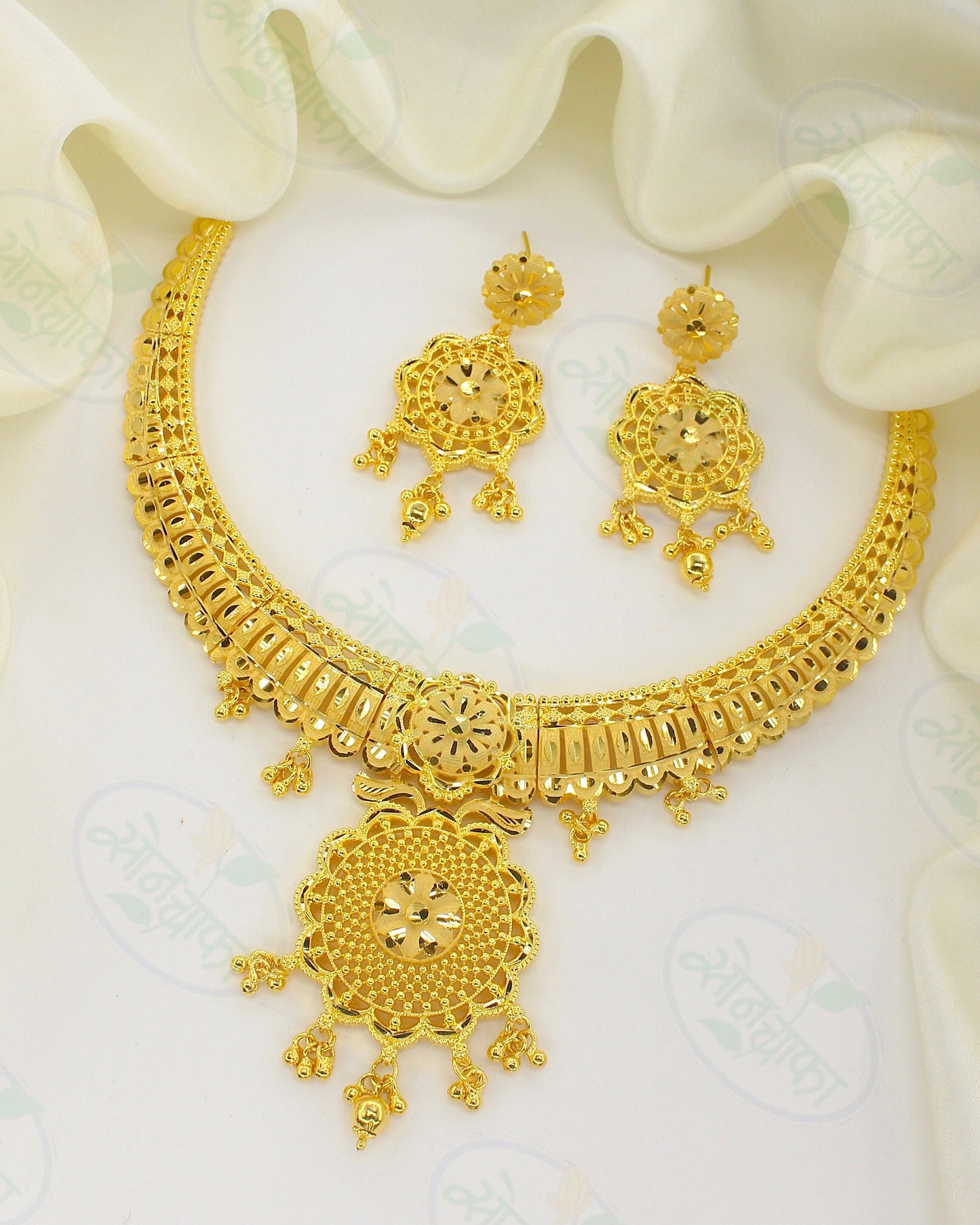 PRETTY BLOSSOM GOLD PLATED NECKLACE