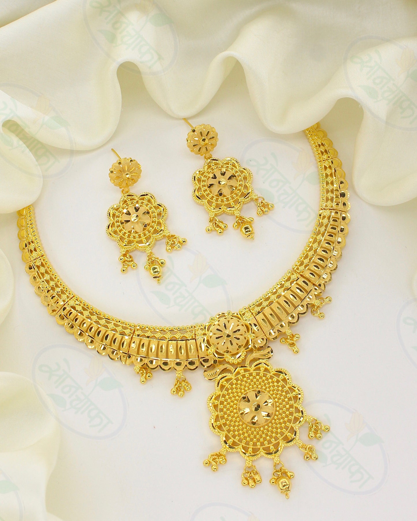 PRETTY BLOSSOM GOLD PLATED NECKLACE